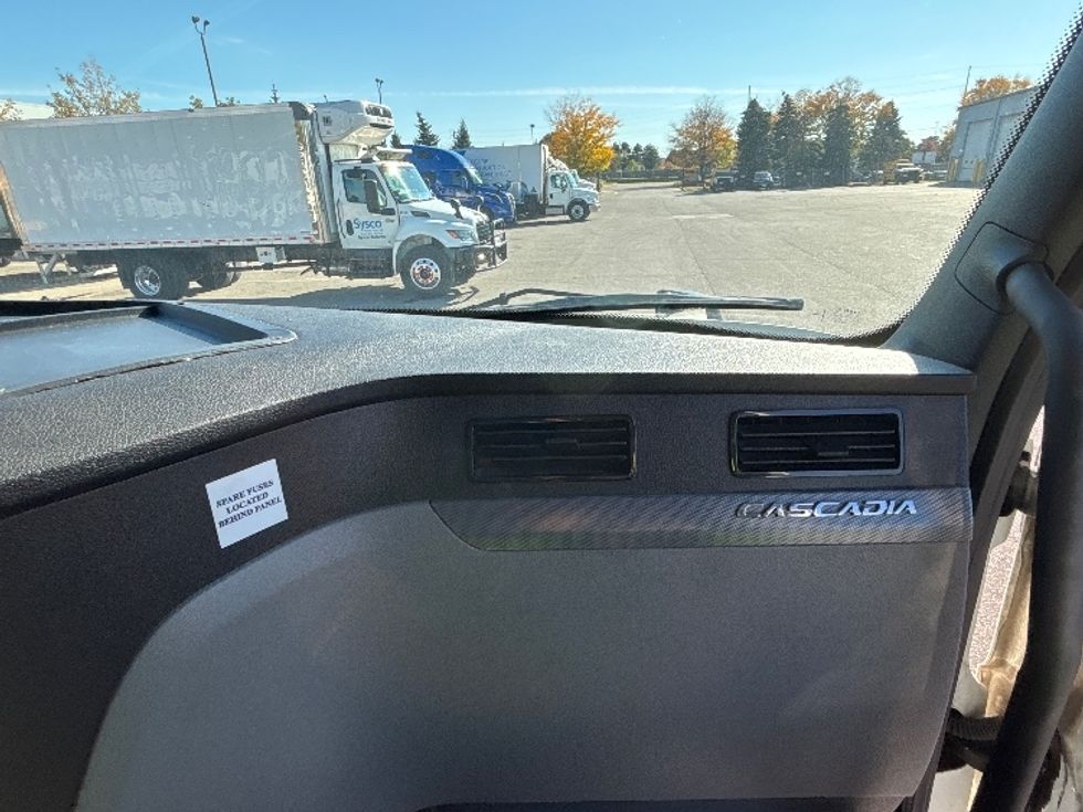 Day Cab Tractor-Heavy Duty Tractors-Freightliner-2020-T12664ST-Mississauga-ON-659,903\n\t\tkm-$ 67,500 - Image 13