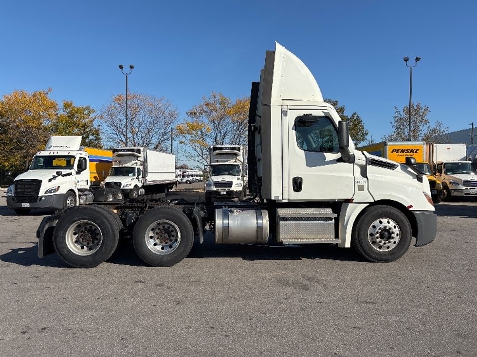 Day Cab Tractor-Heavy Duty Tractors-Freightliner-2020-T12664ST-Mississauga-ON-659,903\n\t\tkm-$ 67,500 - Image 8