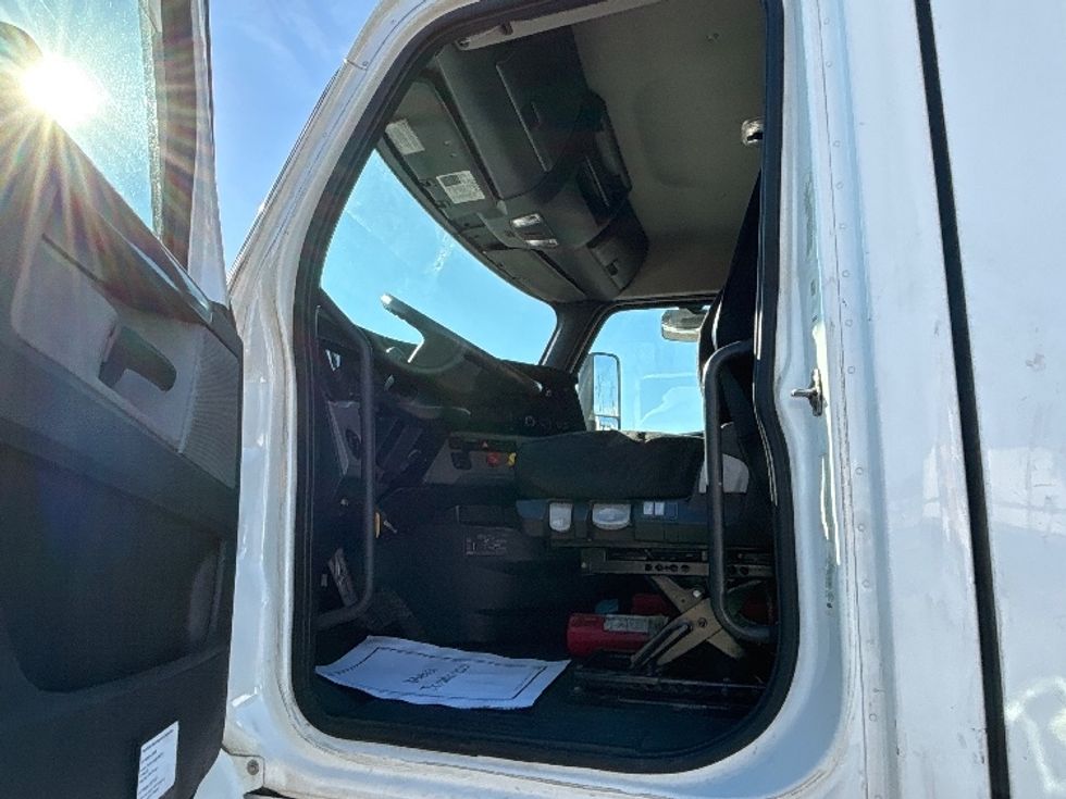 Day Cab Tractor-Heavy Duty Tractors-Freightliner-2020-T12664ST-Mississauga-ON-659,903\n\t\tkm-$ 67,500 - Image 9