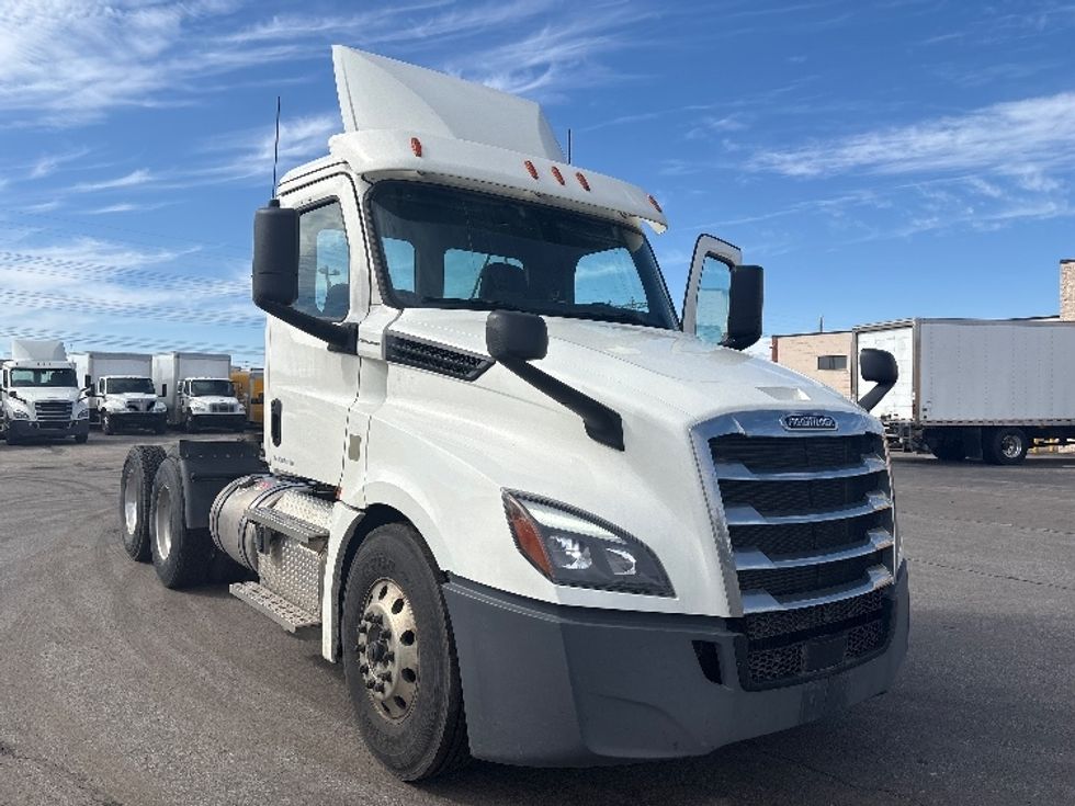 Day Cab Tractor-Heavy Duty Tractors-Freightliner-2020-T12664ST-Mississauga-ON-767,302\n\t\tkm-$ 55,500 - Image 1