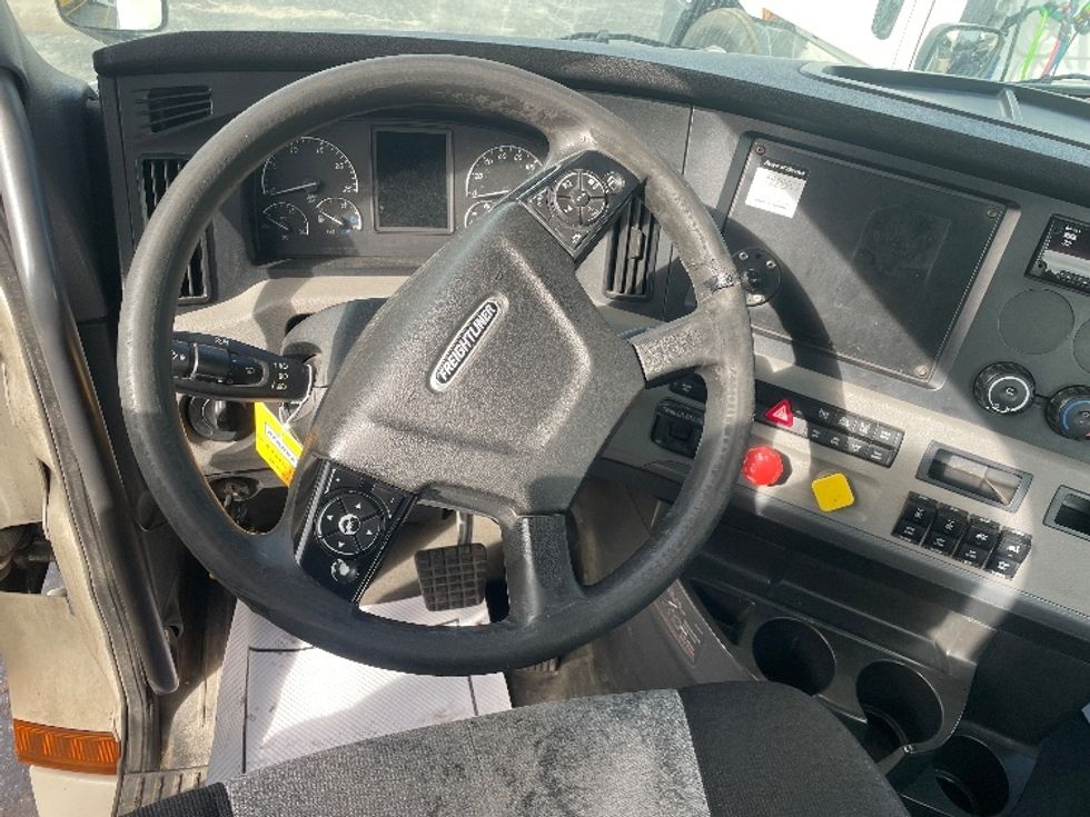 Day Cab Tractor-Heavy Duty Tractors-Freightliner-2020-T12664ST-Mississauga-ON-767,302\n\t\tkm-$ 55,500 - Image 11
