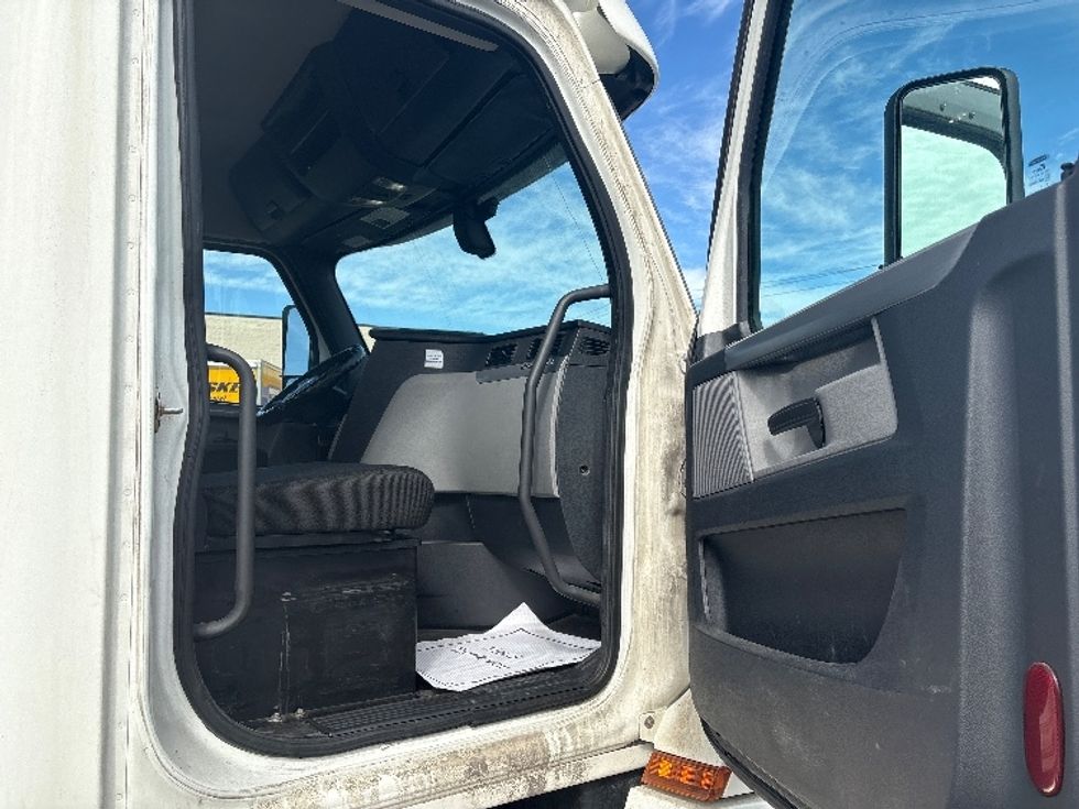 Day Cab Tractor-Heavy Duty Tractors-Freightliner-2020-T12664ST-Mississauga-ON-767,302\n\t\tkm-$ 55,500 - Image 12