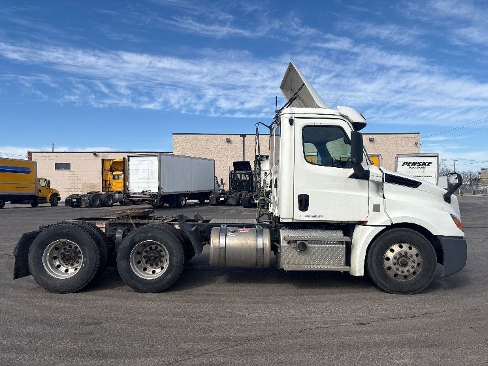 Day Cab Tractor-Heavy Duty Tractors-Freightliner-2020-T12664ST-Mississauga-ON-767,302\n\t\tkm-$ 55,500 - Image 8