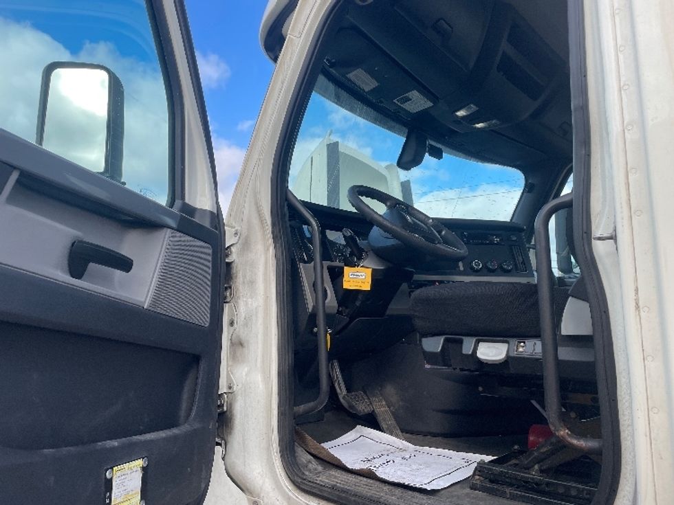 Day Cab Tractor-Heavy Duty Tractors-Freightliner-2020-T12664ST-Mississauga-ON-767,302\n\t\tkm-$ 55,500 - Image 9