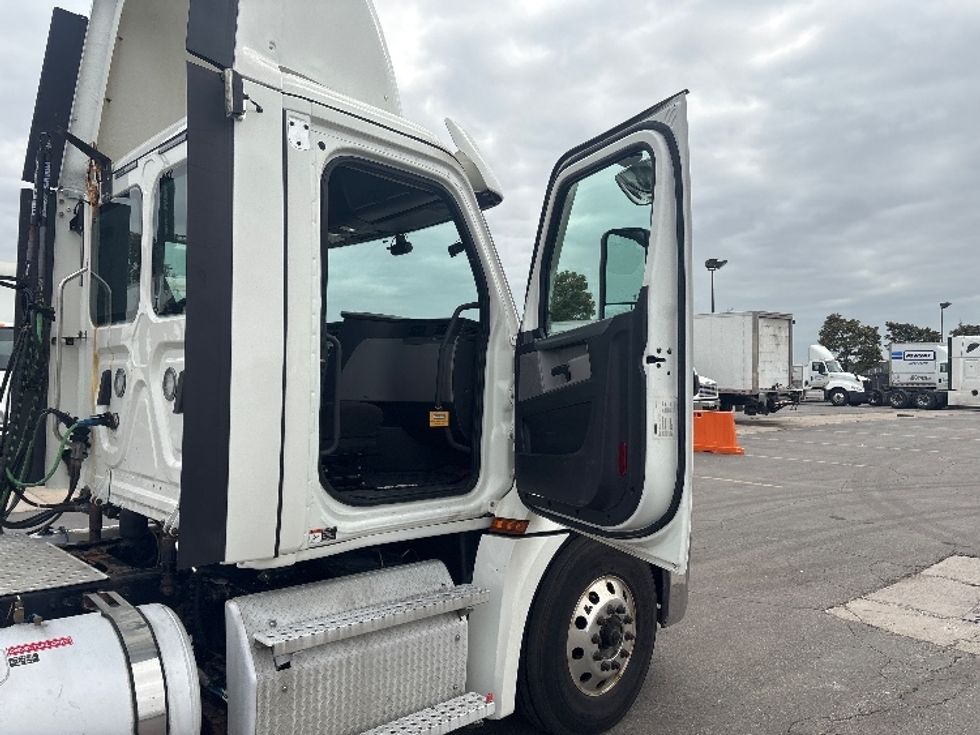 Day Cab Tractor-Heavy Duty Tractors-Freightliner-2020-T12664ST-Mississauga-ON-776,693\n\t\tkm-$ 62,500 - Image 12
