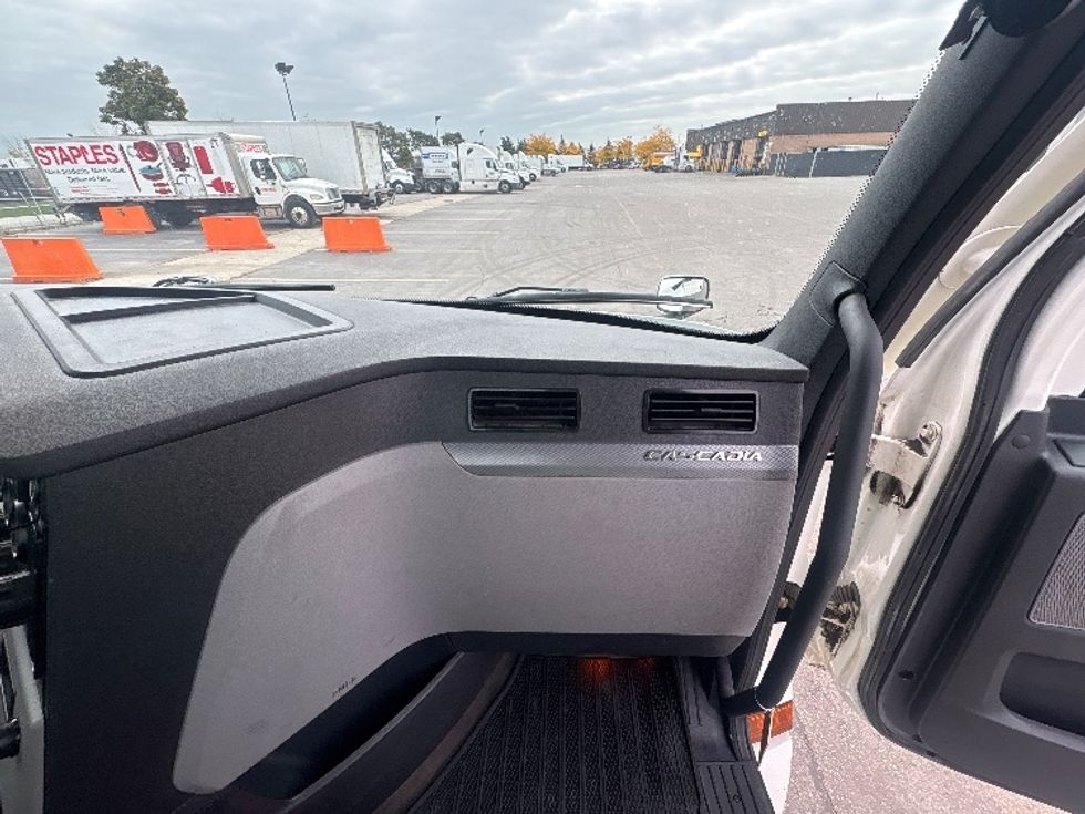 Day Cab Tractor-Heavy Duty Tractors-Freightliner-2020-T12664ST-Mississauga-ON-776,693\n\t\tkm-$ 62,500 - Image 13