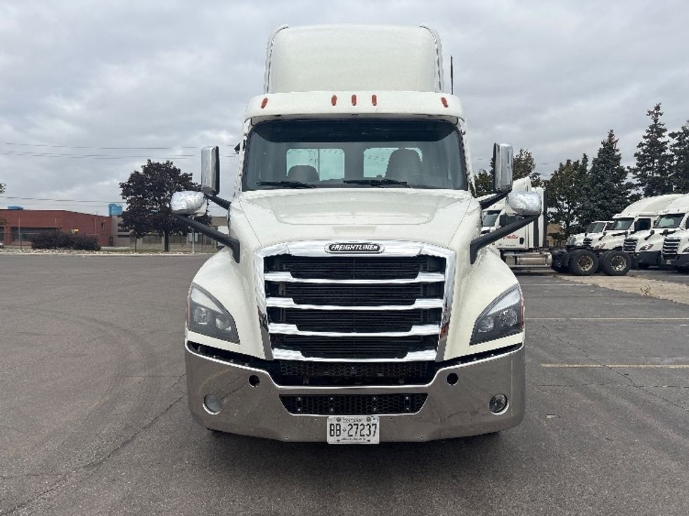 Day Cab Tractor-Heavy Duty Tractors-Freightliner-2020-T12664ST-Mississauga-ON-776,693\n\t\tkm-$ 62,500 - Image 2