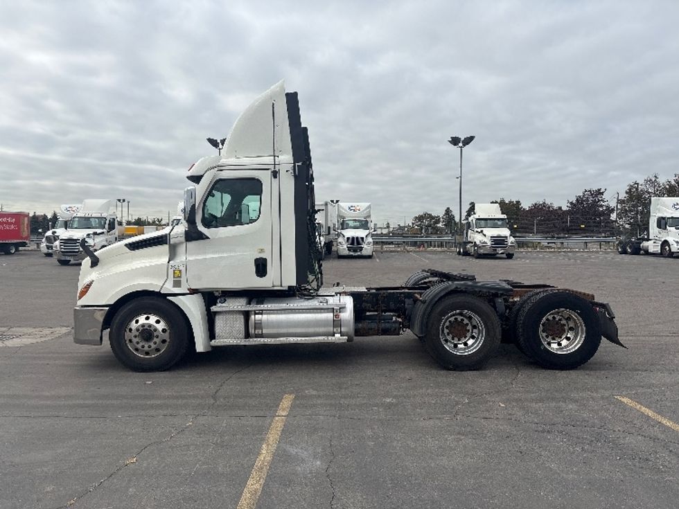 Day Cab Tractor-Heavy Duty Tractors-Freightliner-2020-T12664ST-Mississauga-ON-776,693\n\t\tkm-$ 62,500 - Image 4