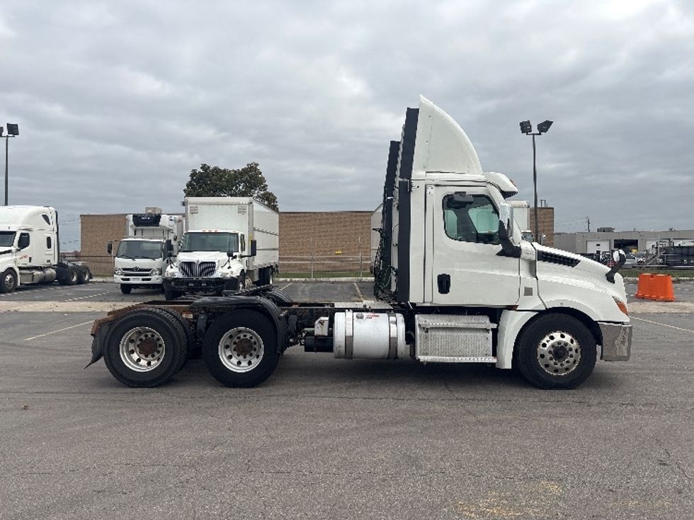 Day Cab Tractor-Heavy Duty Tractors-Freightliner-2020-T12664ST-Mississauga-ON-776,693\n\t\tkm-$ 62,500 - Image 8