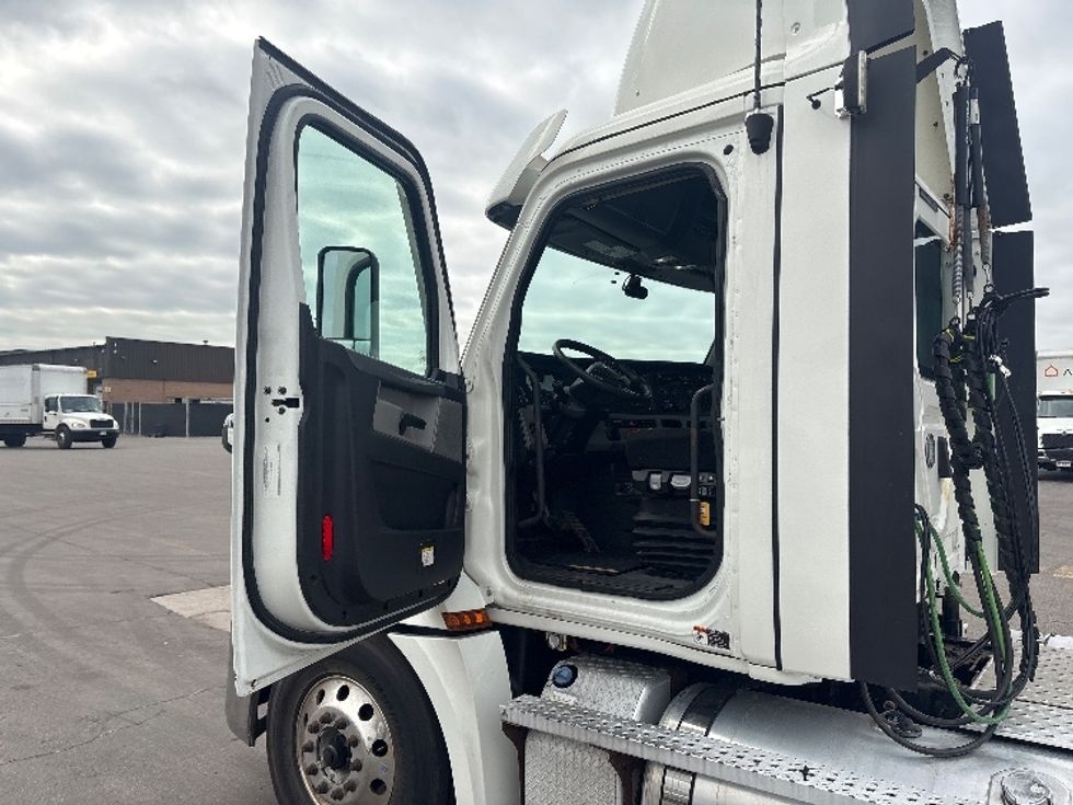 Day Cab Tractor-Heavy Duty Tractors-Freightliner-2020-T12664ST-Mississauga-ON-776,693\n\t\tkm-$ 62,500 - Image 9