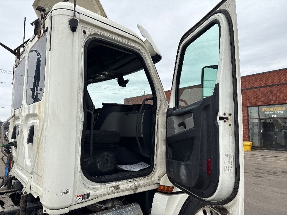 Day Cab Tractor-Heavy Duty Tractors-Freightliner-2020-T12664ST-Mississauga-ON-794,129\n\t\tkm-$ 54,250 - Image 12