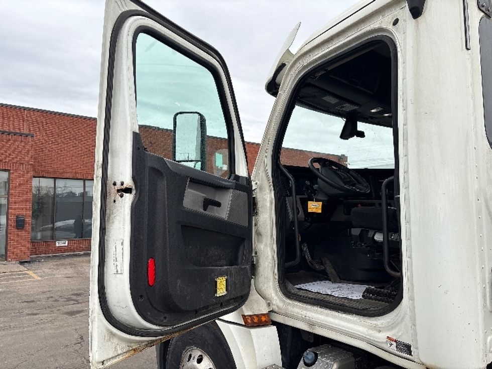 Day Cab Tractor-Heavy Duty Tractors-Freightliner-2020-T12664ST-Mississauga-ON-794,129\n\t\tkm-$ 54,250 - Image 9