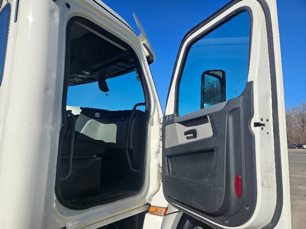 Day Cab Tractor-Heavy Duty Tractors-Freightliner-2020-T12664ST-Moberly-MO-234,225\n\t\tmiles-$ 61,750 - Image 12