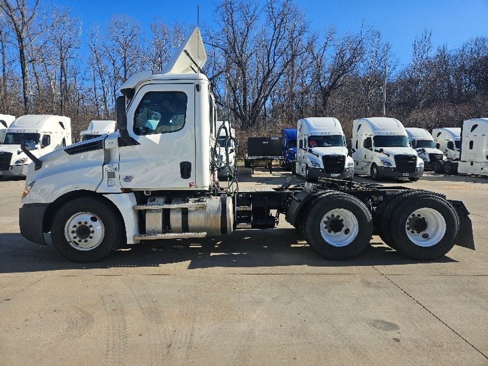 Day Cab Tractor-Heavy Duty Tractors-Freightliner-2020-T12664ST-Moberly-MO-234,225\n\t\tmiles-$ 61,750 - Image 4