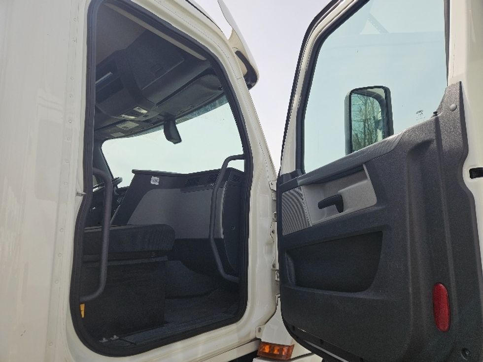 Day Cab Tractor-Heavy Duty Tractors-Freightliner-2020-T12664ST-Moberly-MO-274,870\n\t\tmiles-$ 59,500 - Image 12