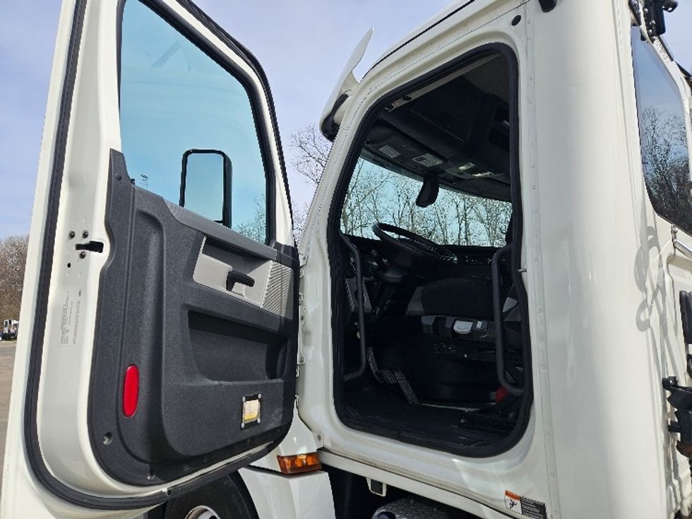 Day Cab Tractor-Heavy Duty Tractors-Freightliner-2020-T12664ST-Moberly-MO-274,870\n\t\tmiles-$ 59,500 - Image 9