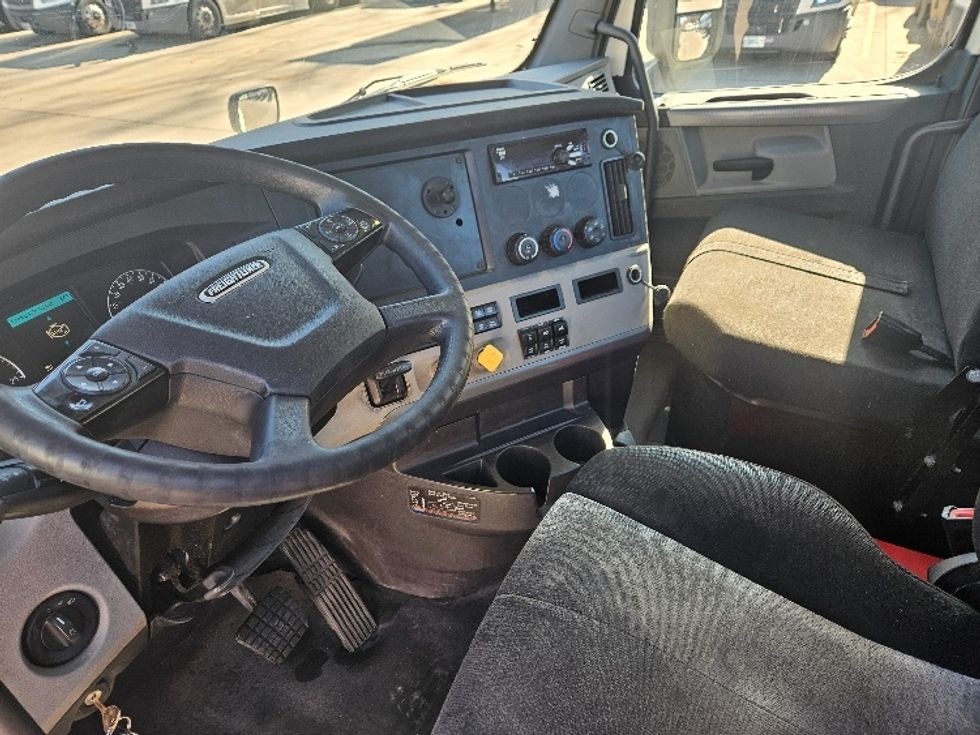 Day Cab Tractor-Heavy Duty Tractors-Freightliner-2020-T12664ST-Moberly-MO-284,676\n\t\tmiles-$ 58,250 - Image 10