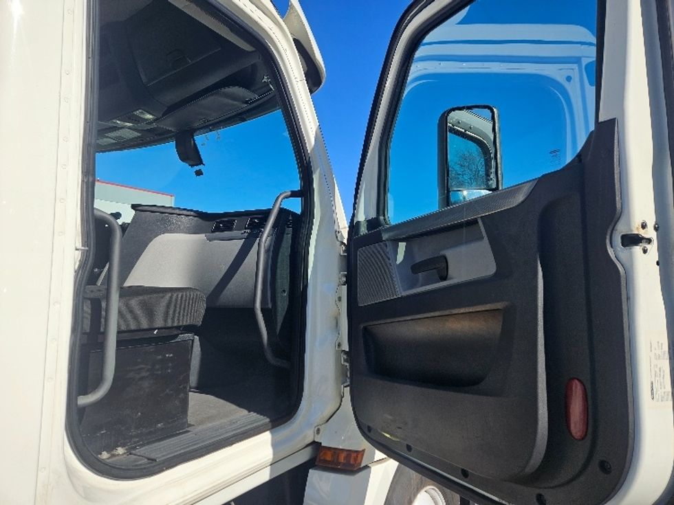 Day Cab Tractor-Heavy Duty Tractors-Freightliner-2020-T12664ST-Moberly-MO-284,676\n\t\tmiles-$ 58,250 - Image 12