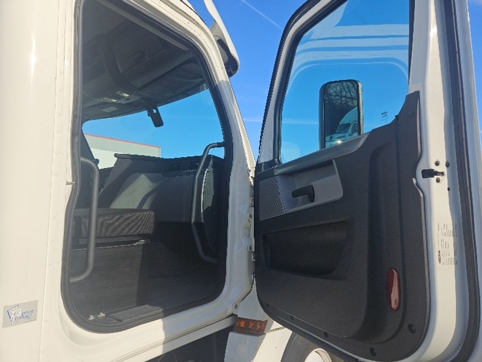 Day Cab Tractor-Heavy Duty Tractors-Freightliner-2020-T12664ST-Moberly-MO-296,542\n\t\tmiles-$ 57,500 - Image 12