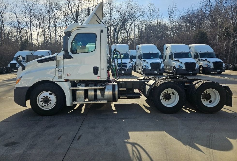 Day Cab Tractor-Heavy Duty Tractors-Freightliner-2020-T12664ST-Moberly-MO-296,542\n\t\tmiles-$ 57,500 - Image 4