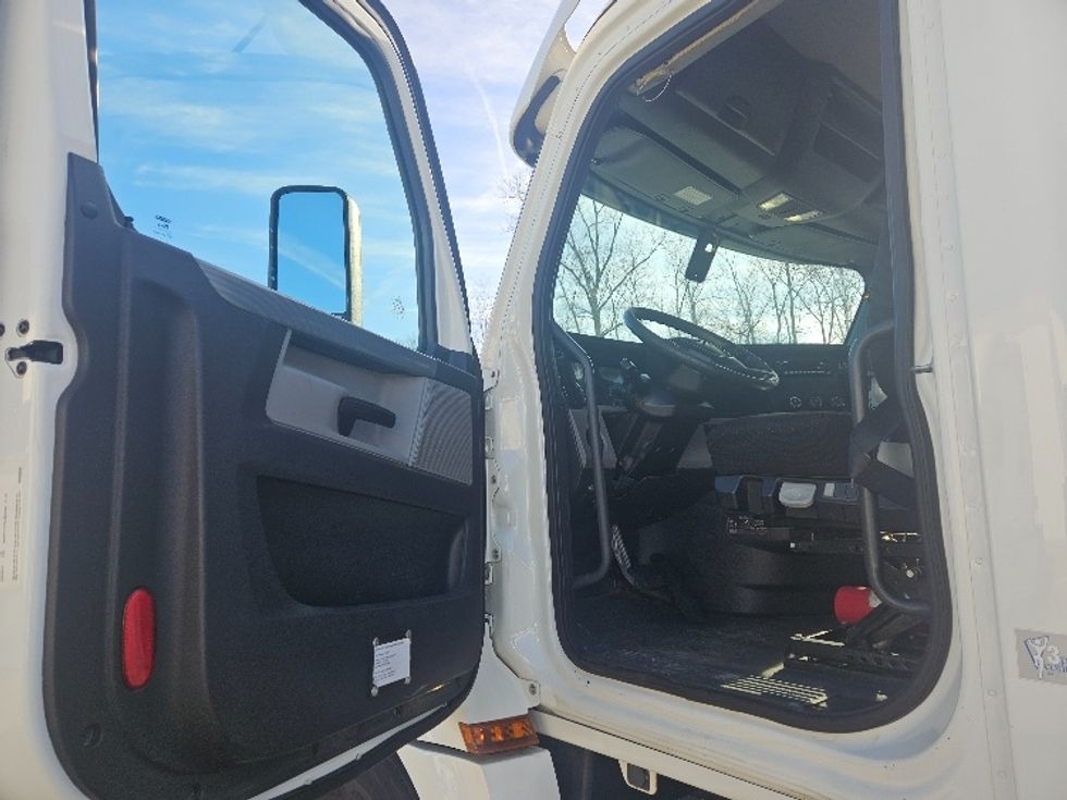 Day Cab Tractor-Heavy Duty Tractors-Freightliner-2020-T12664ST-Moberly-MO-296,542\n\t\tmiles-$ 57,500 - Image 9