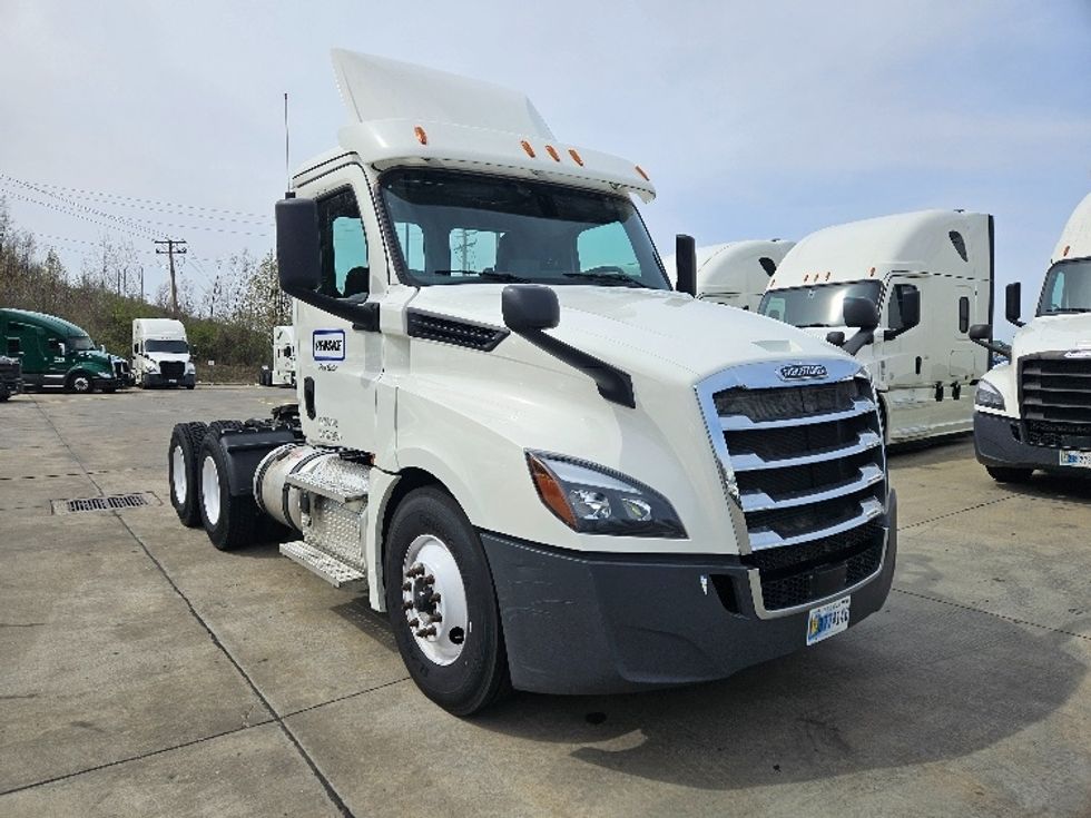 Day Cab Tractor-Heavy Duty Tractors-Freightliner-2020-T12664ST-Moberly-MO-301,467\n\t\tmiles-$ 57,250 - Image 1