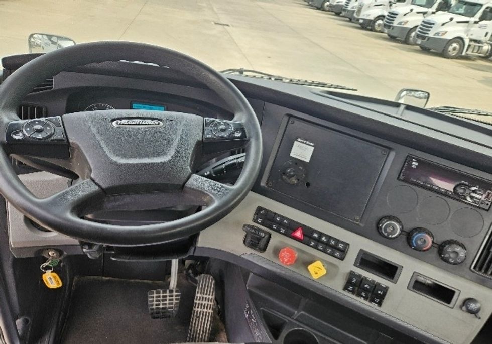 Day Cab Tractor-Heavy Duty Tractors-Freightliner-2020-T12664ST-Moberly-MO-301,467\n\t\tmiles-$ 57,250 - Image 11