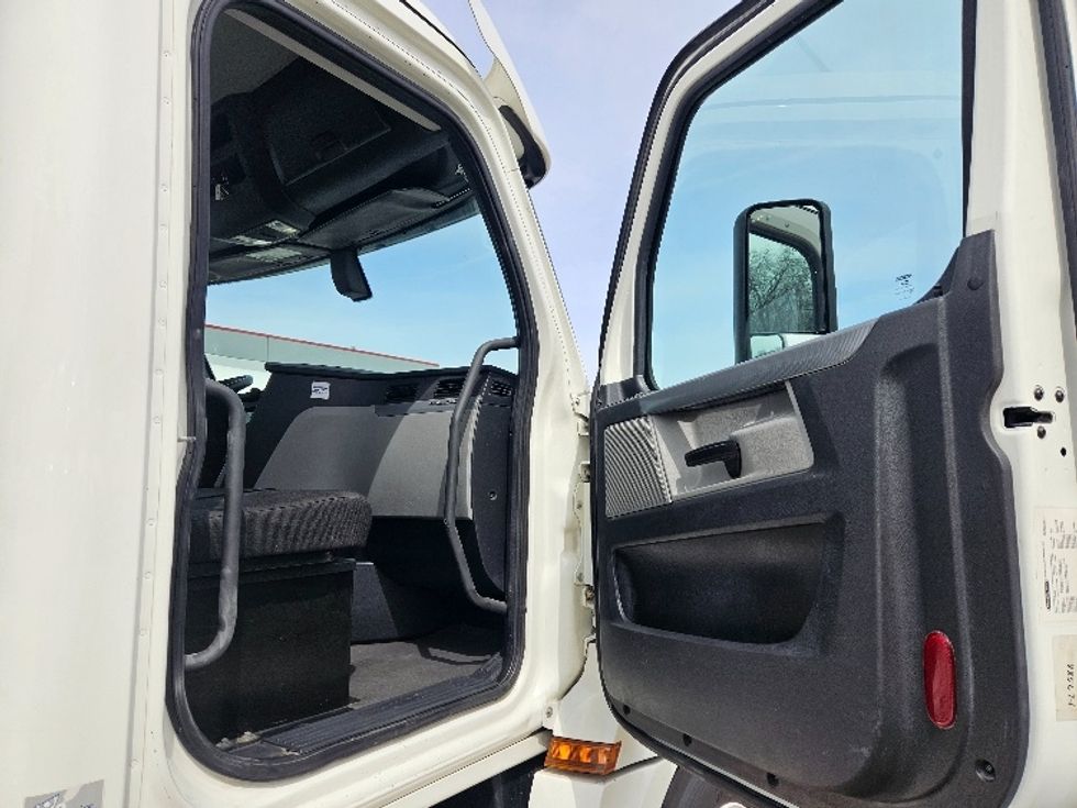 Day Cab Tractor-Heavy Duty Tractors-Freightliner-2020-T12664ST-Moberly-MO-301,467\n\t\tmiles-$ 57,250 - Image 12