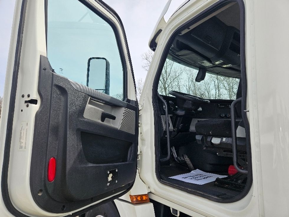 Day Cab Tractor-Heavy Duty Tractors-Freightliner-2020-T12664ST-Moberly-MO-301,467\n\t\tmiles-$ 57,250 - Image 9