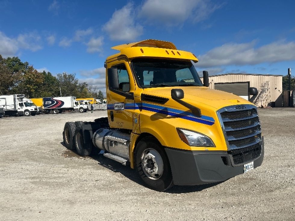 Day Cab Tractor-Heavy Duty Tractors-Freightliner-2020-T12664ST-Moberly-MO-472,420\n\t\tmiles-$ 43,000 - Image 1
