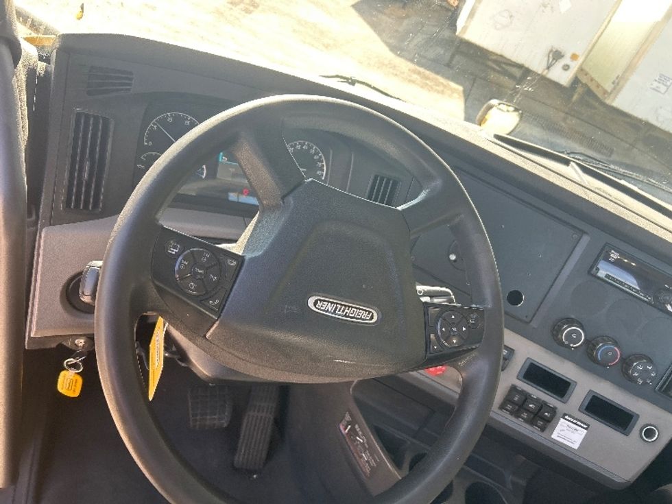 Day Cab Tractor-Heavy Duty Tractors-Freightliner-2020-T12664ST-Moberly-MO-472,420\n\t\tmiles-$ 43,000 - Image 11
