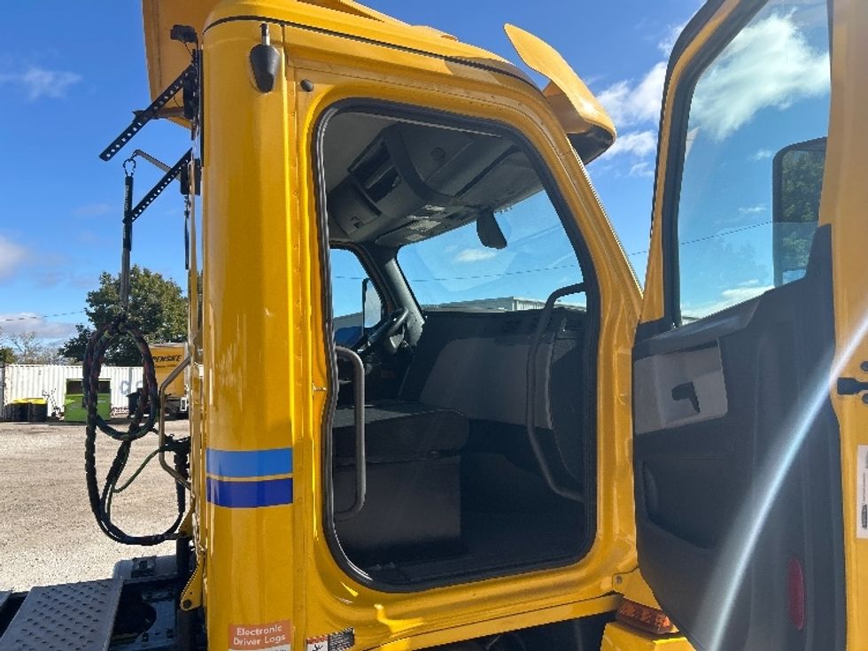Day Cab Tractor-Heavy Duty Tractors-Freightliner-2020-T12664ST-Moberly-MO-472,420\n\t\tmiles-$ 43,000 - Image 12