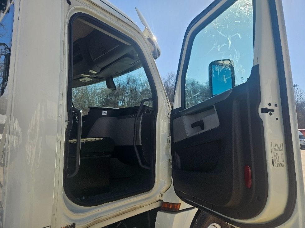 Day Cab Tractor-Heavy Duty Tractors-Freightliner-2020-T12664ST-Moberly-MO-473,601\n\t\tmiles-$ 47,500 - Image 12