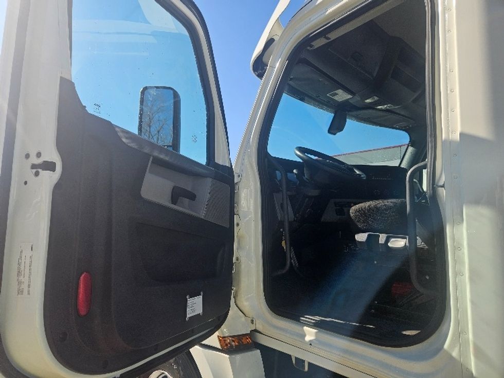 Day Cab Tractor-Heavy Duty Tractors-Freightliner-2020-T12664ST-Moberly-MO-473,601\n\t\tmiles-$ 47,500 - Image 9