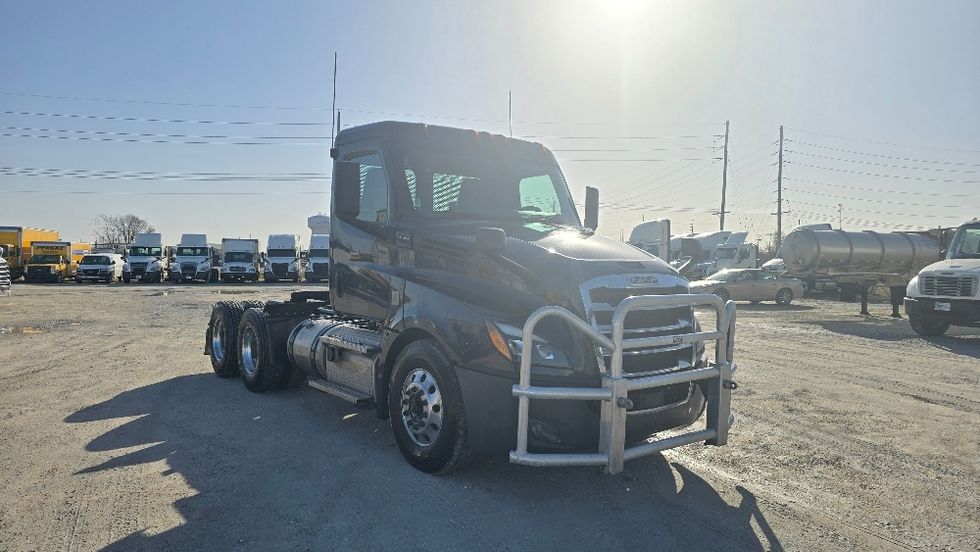 Day Cab Tractor-Heavy Duty Tractors-Freightliner-2020-T12664ST-Moberly-MO-632,944\n\t\tmiles-$ 40,000 - Image 1