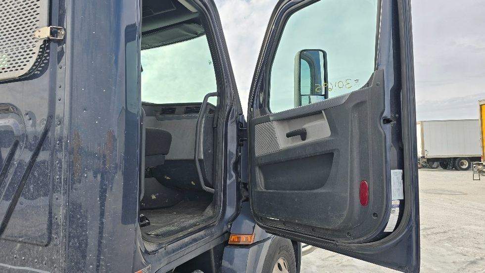 Day Cab Tractor-Heavy Duty Tractors-Freightliner-2020-T12664ST-Moberly-MO-632,944\n\t\tmiles-$ 40,000 - Image 12