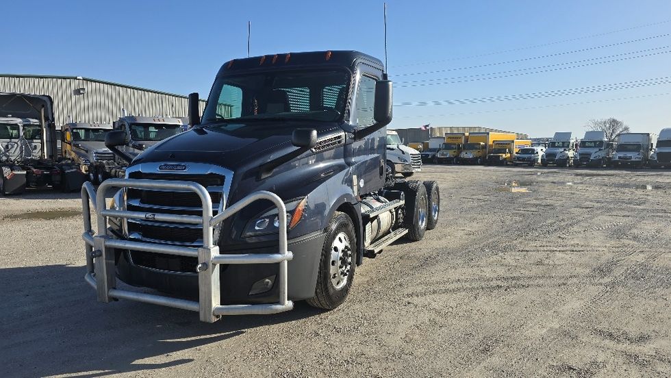 Day Cab Tractor-Heavy Duty Tractors-Freightliner-2020-T12664ST-Moberly-MO-632,944\n\t\tmiles-$ 40,000 - Image 3