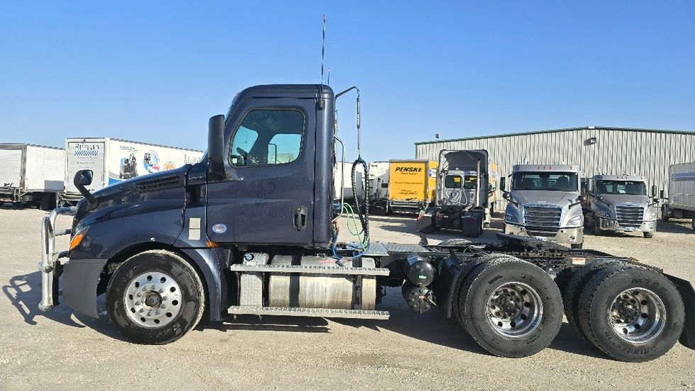 Day Cab Tractor-Heavy Duty Tractors-Freightliner-2020-T12664ST-Moberly-MO-632,944\n\t\tmiles-$ 40,000 - Image 4