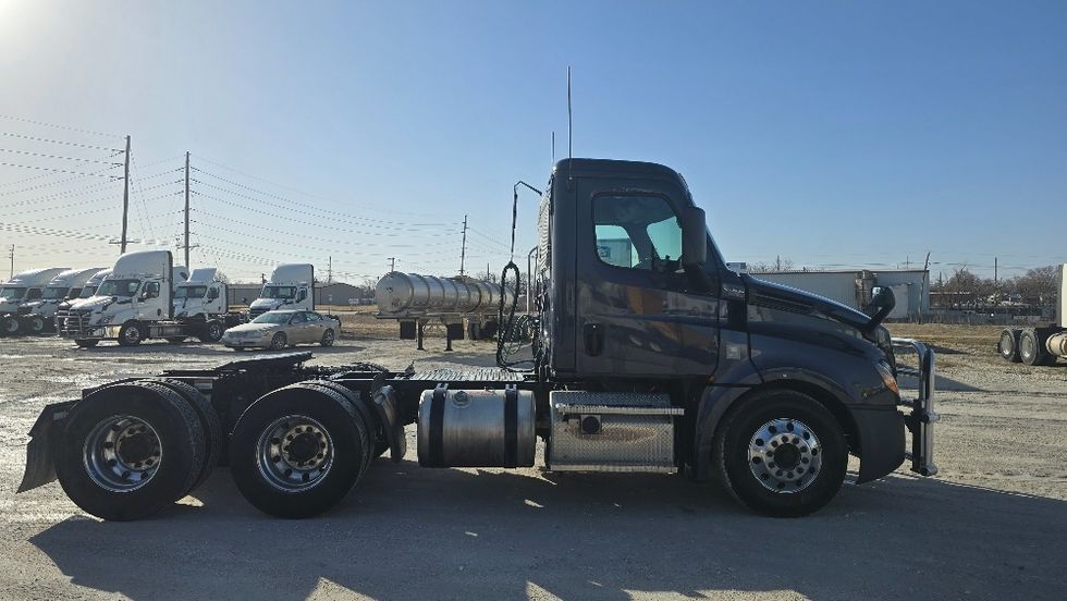 Day Cab Tractor-Heavy Duty Tractors-Freightliner-2020-T12664ST-Moberly-MO-632,944\n\t\tmiles-$ 40,000 - Image 8