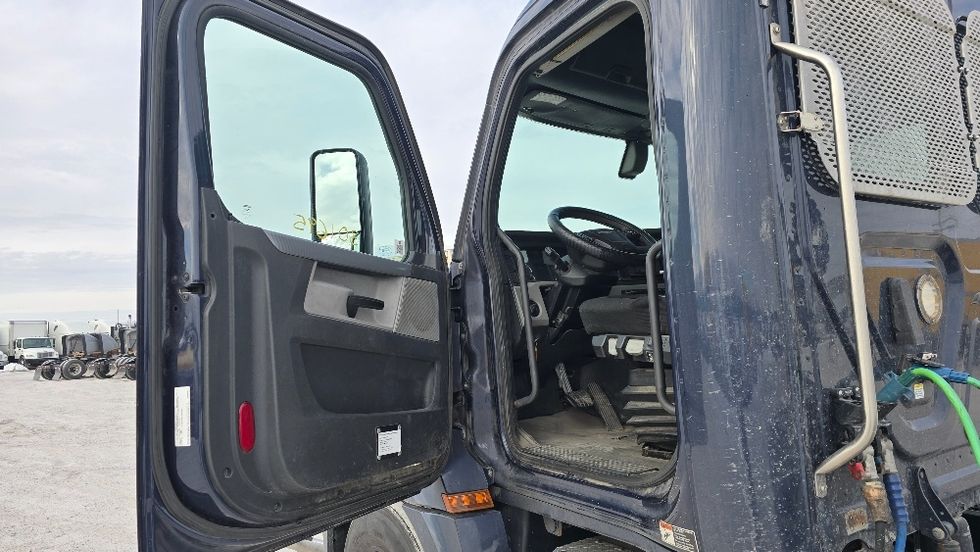 Day Cab Tractor-Heavy Duty Tractors-Freightliner-2020-T12664ST-Moberly-MO-632,944\n\t\tmiles-$ 40,000 - Image 9