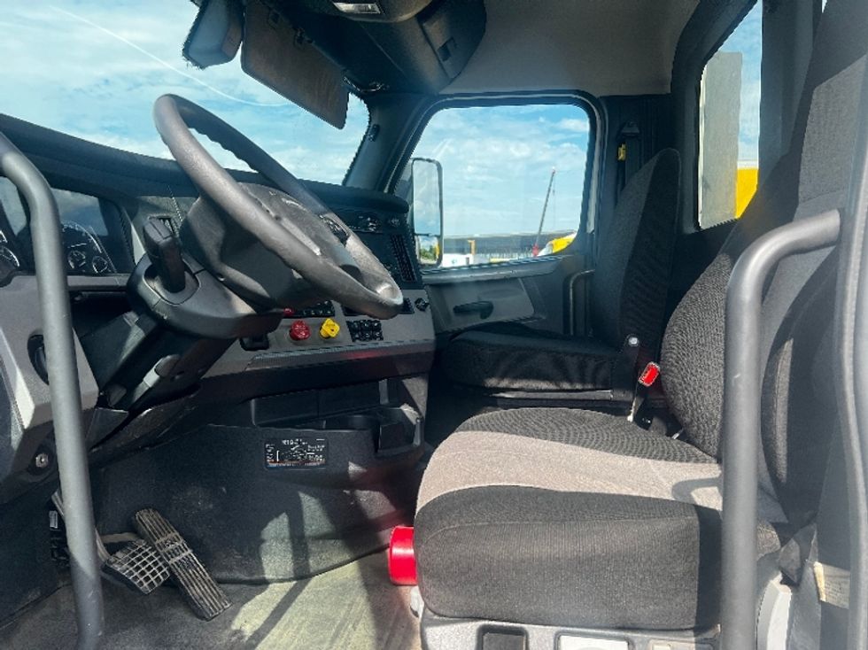 Day Cab Tractor-Heavy Duty Tractors-Freightliner-2020-T12664ST-Mobile-AL-375,980\n\t\tmiles-$ 56,500 - Image 10