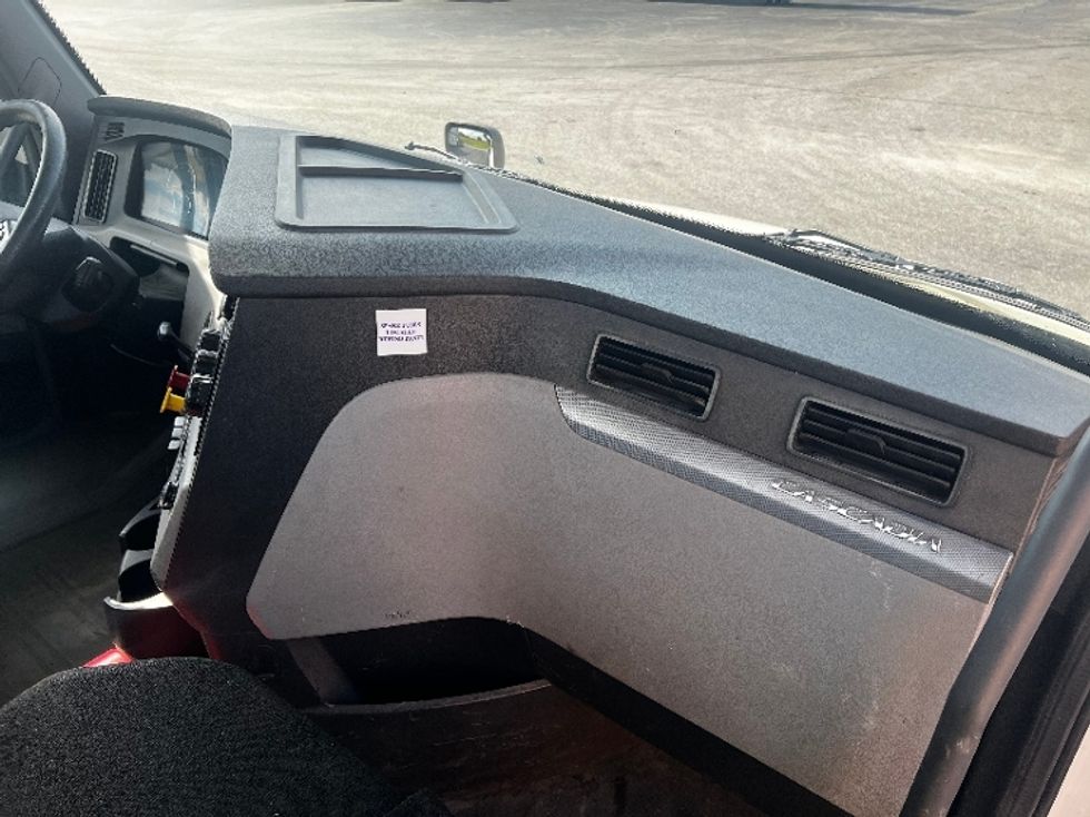 Day Cab Tractor-Heavy Duty Tractors-Freightliner-2020-T12664ST-Mobile-AL-375,980\n\t\tmiles-$ 56,500 - Image 13