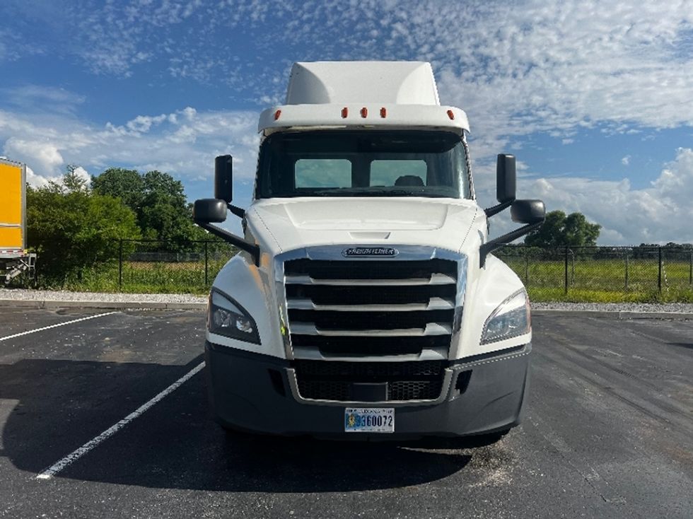 2020 Freightliner Cascadia 126" Day cab photo 2