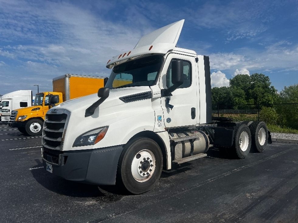 2020 Freightliner Cascadia 126" Day cab photo 3