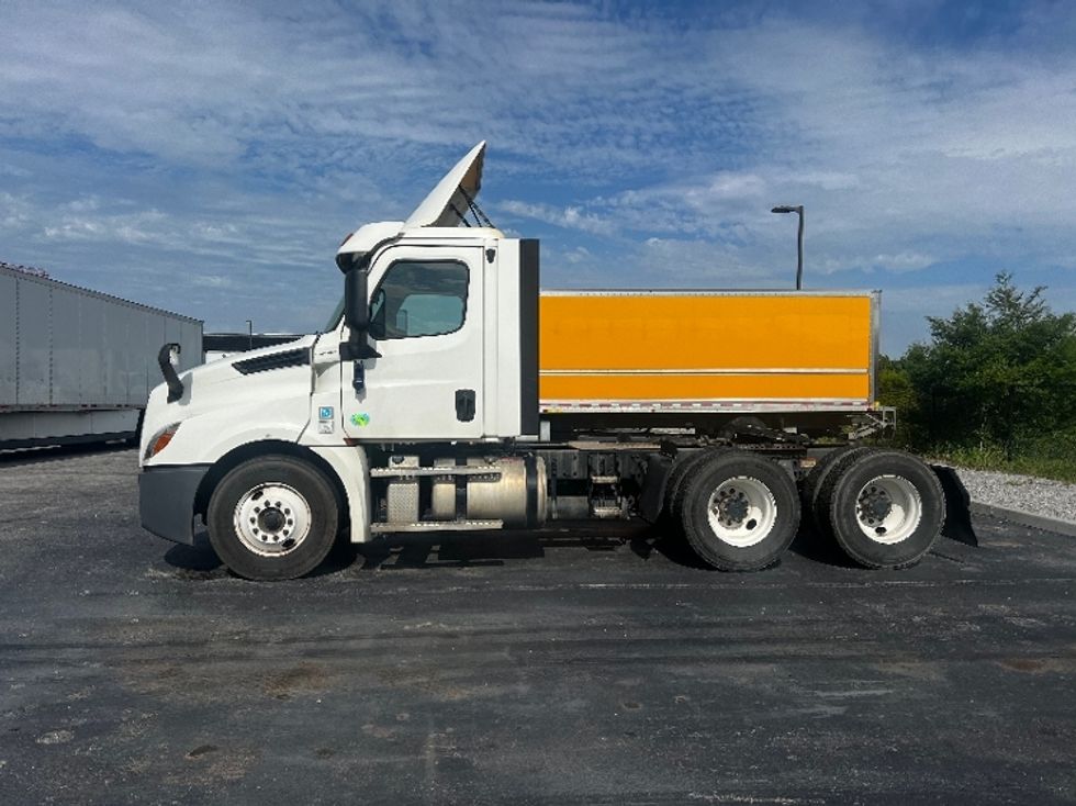 2020 Freightliner Cascadia 126" Day cab photo 4