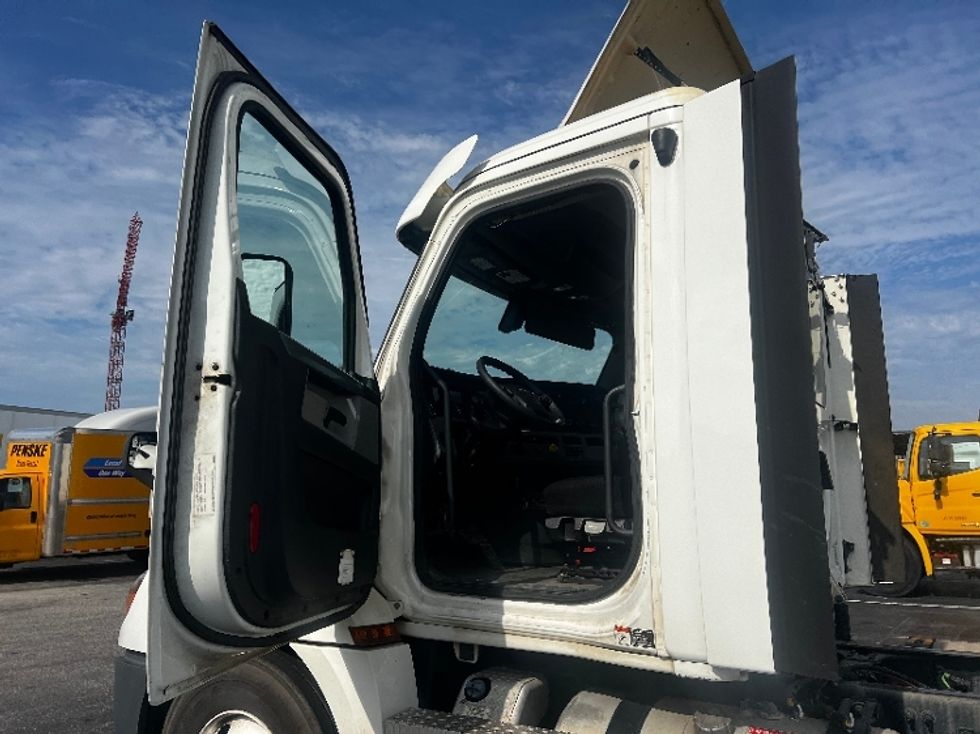 Day Cab Tractor-Heavy Duty Tractors-Freightliner-2020-T12664ST-Mobile-AL-375,980\n\t\tmiles-$ 56,500 - Image 9