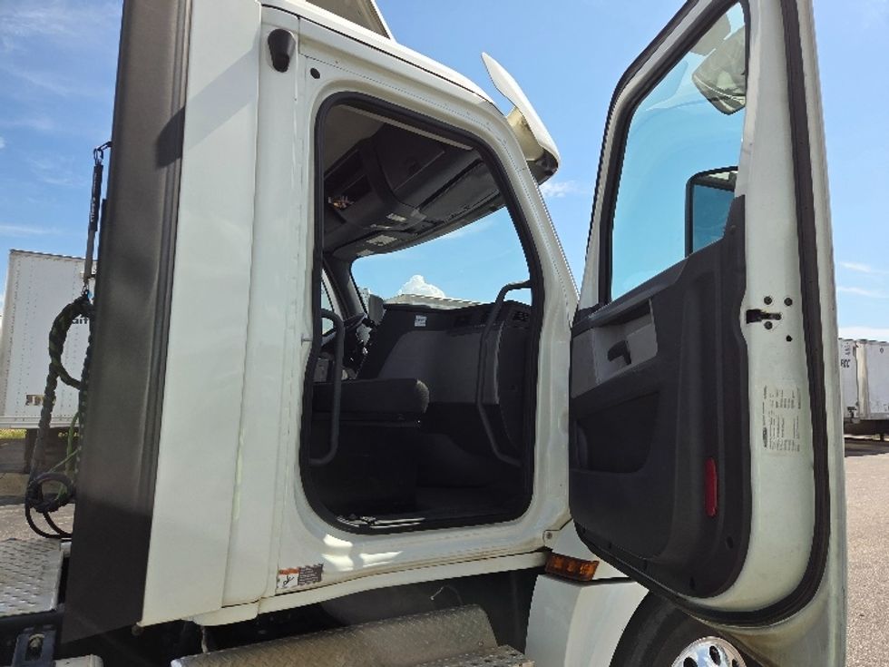 Day Cab Tractor-Heavy Duty Tractors-Freightliner-2020-T12664ST-Mobile-AL-377,779\n\t\tmiles-$ 53,250 - Image 12