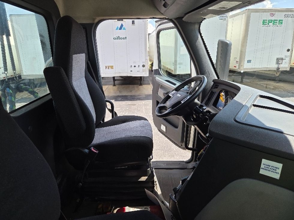 Day Cab Tractor-Heavy Duty Tractors-Freightliner-2020-T12664ST-Mobile-AL-377,779\n\t\tmiles-$ 53,250 - Image 14