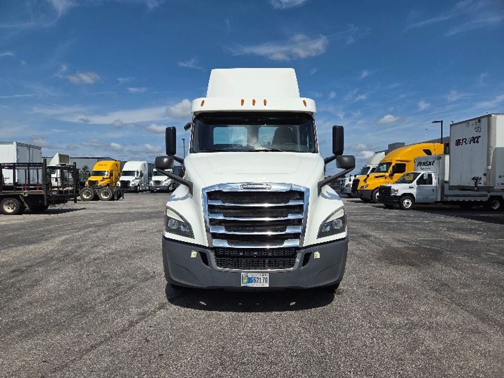 2020 Freightliner Cascadia 126" Day cab photo 2