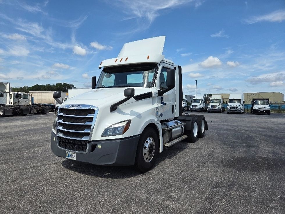 2020 Freightliner Cascadia 126" Day cab photo 3